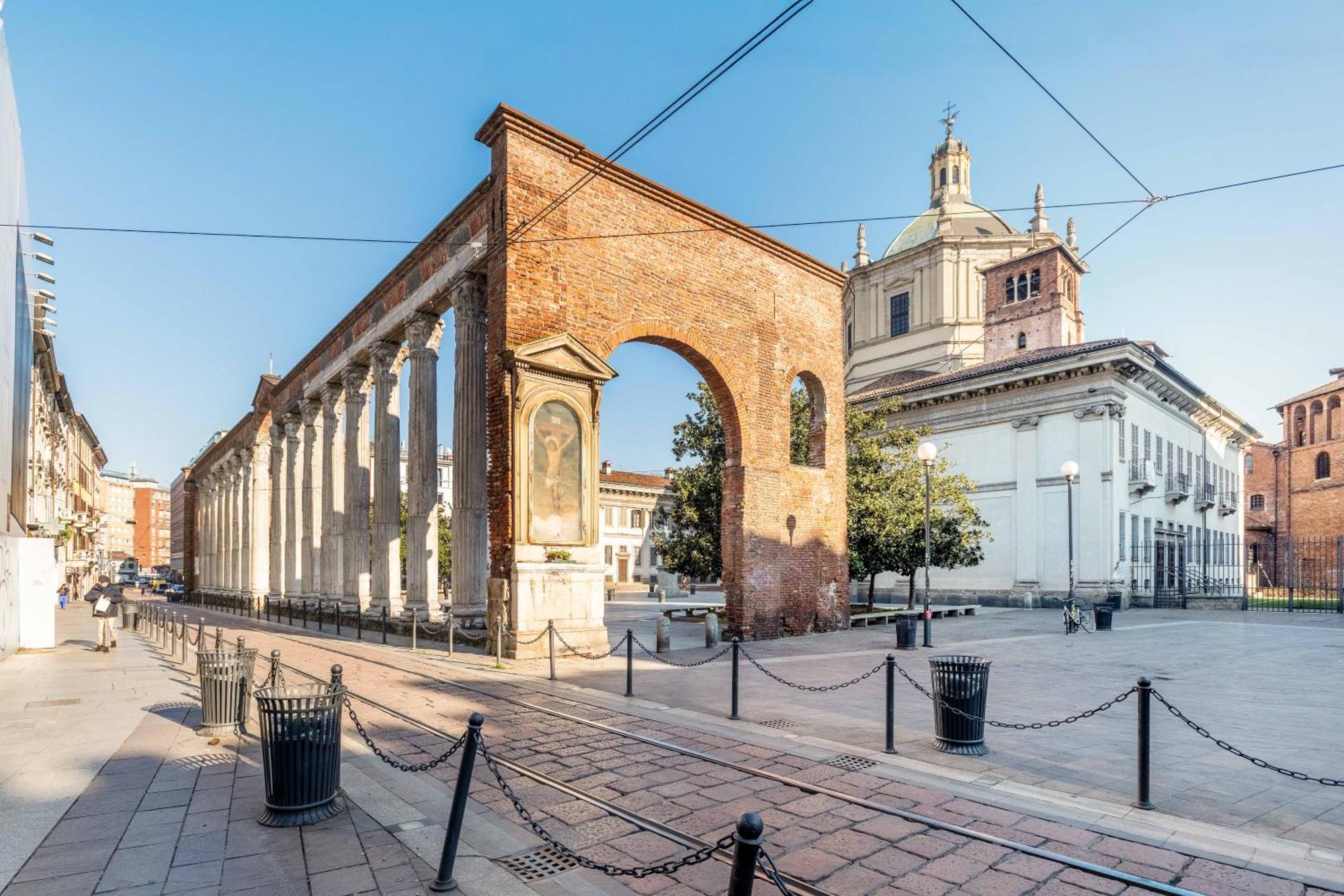 One Bedroom Apartment With Terrace Near Duomo Milan Luaran gambar